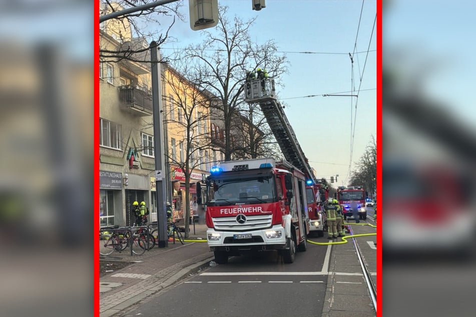 Die Feuerwehr rettete eine Person aus einem Wohnhaus in der Lübecker Straße.