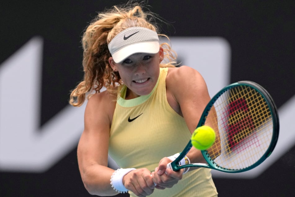 In der dritten Runde der Australian Open haute Mirra Andreeva (16) alles rein - und biss sich sogar selbst in den Arm.