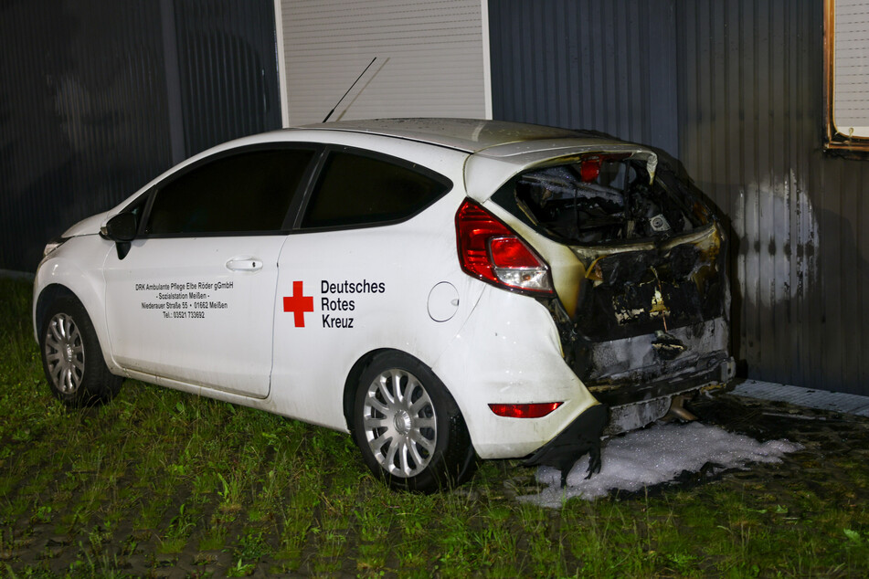 Bei den Bränden wurden Fahrzeuge des DRK zerstört.