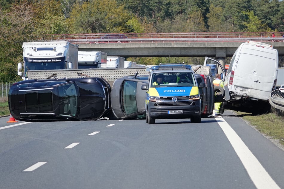 Auf der A13 in Richtung Dresden ist der Verkehr am Mittwochmittag wegen eines Unfalls zum Erliegen gekommen.