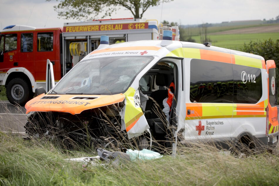 Der verunfallte Krankenwagen steht an der Unfallstelle zwischen Geslau und Colmberg im mittelfränkischen Landkreis Ansbach.