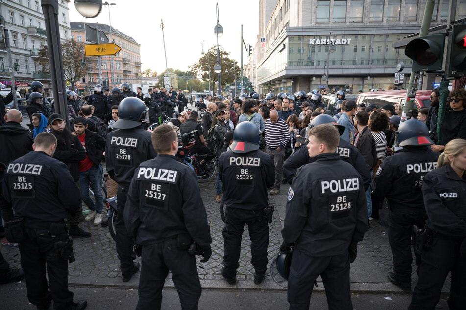 Am Herrmannplatz in Berlin-Neukölln sind Polizisten im Einsatz, um das Demonstrationsverbot durchzusetzen.