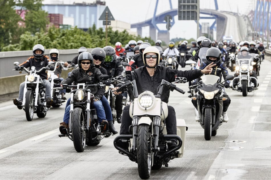 Zum Abschluss der Harley Days ging es für die Biker über die Köhlbrandbrücke im Hamburger Hafen.