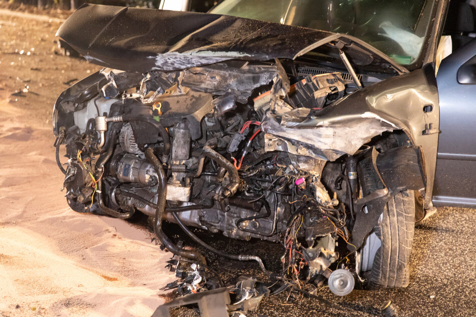 Der vordere Bereich des VW Golf ist vollkommen zerstört.