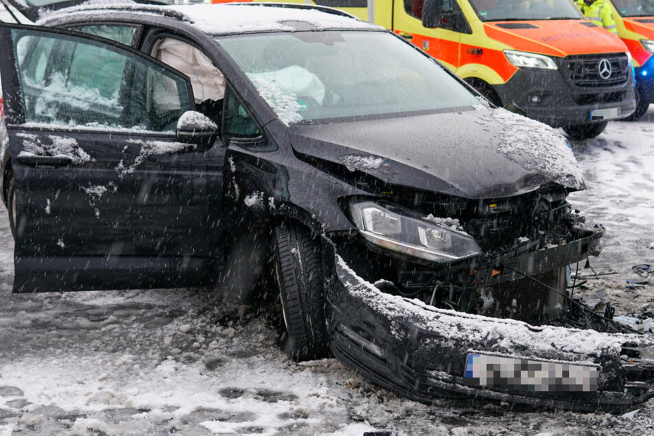 Frontal-Crash nahe Görlitz: VW gerät in Gegenverkehr, fünf Verletzte!