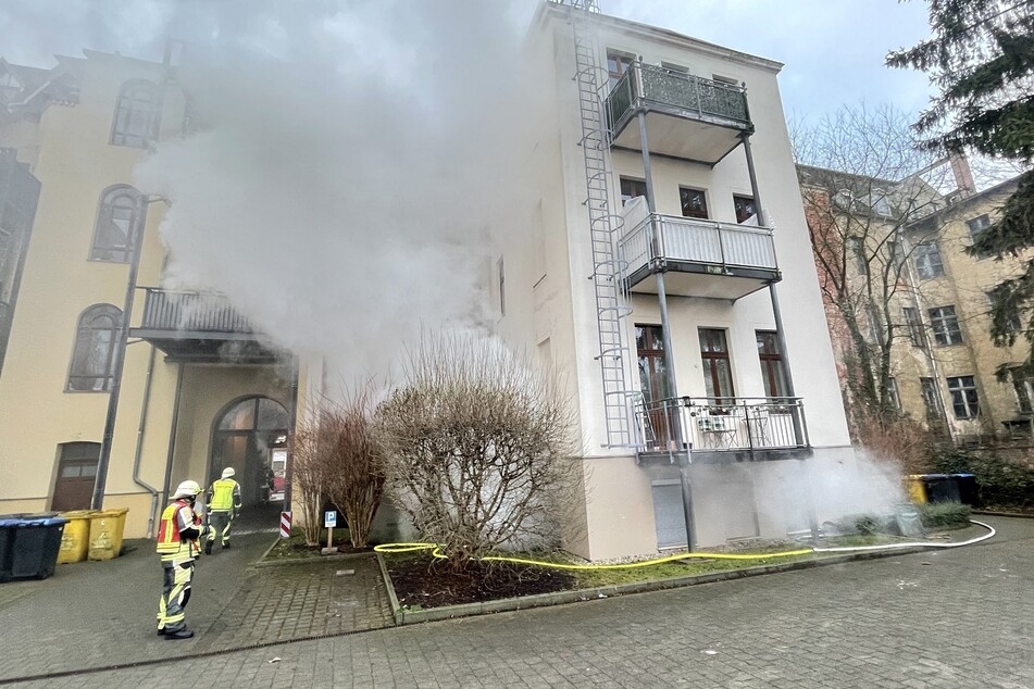 Das Feuer brach in einer Kellerwohnung aus.