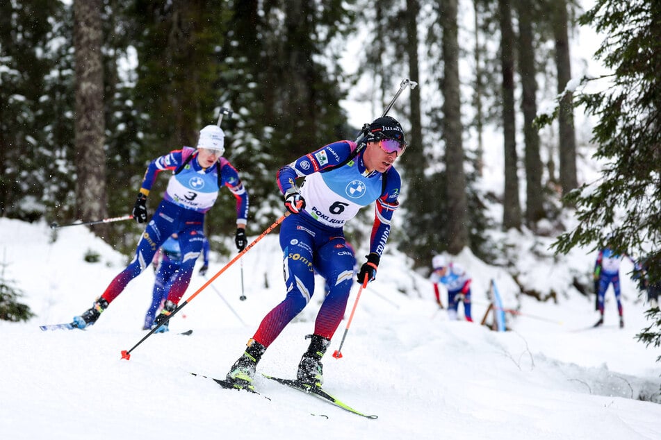 Bis zum Schlussport lieferten sich Eric Perrot (24, h.) und Quentin Fillon Maillet (33) beim Massenstart auf der Pokljuka ein packendes Duell.