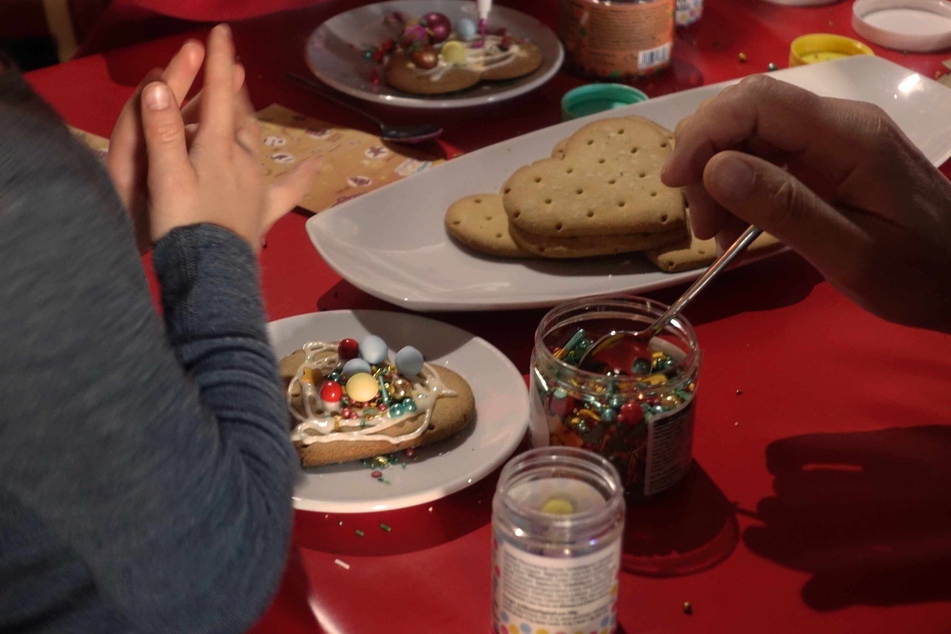 Beim "Weihnachtsbäckerei"-Kindertag hat "Das große Backen"-"Betty" mit hunderten von Kindern Butterplätzchen mit Perlen, Glitzer und Farbe verziert.