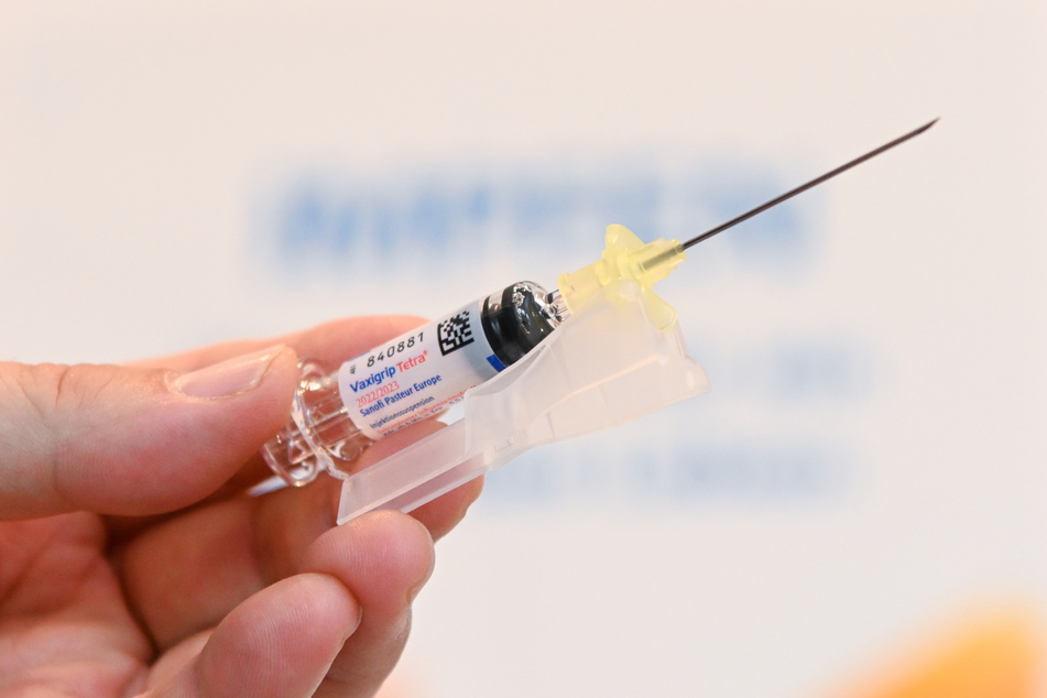 Eine Spritze wird für die Influenza-Schutzimpfung vorbereitet.
