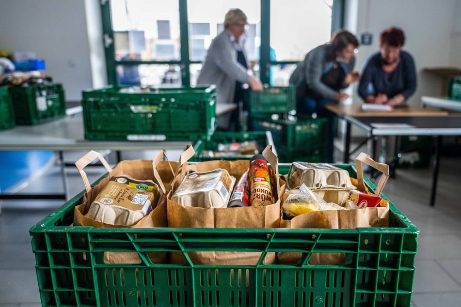 Besonders trifft es die Tafeln abseits der großen Städte, die sowohl für die Abholungen als auch bis zu den Ausgabestellen oft größere Distanzen fahren müssen.