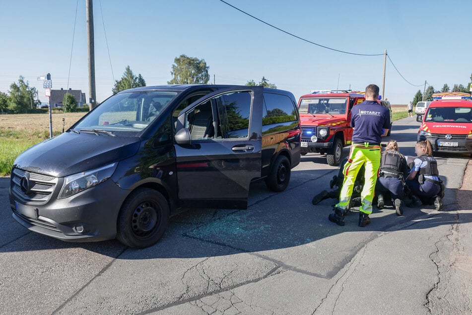 Bevor die Polizisten den Fahrer (42) aus dem Auto holten, schlugen sie die Seitenscheiben von dem Mercedes ein.
