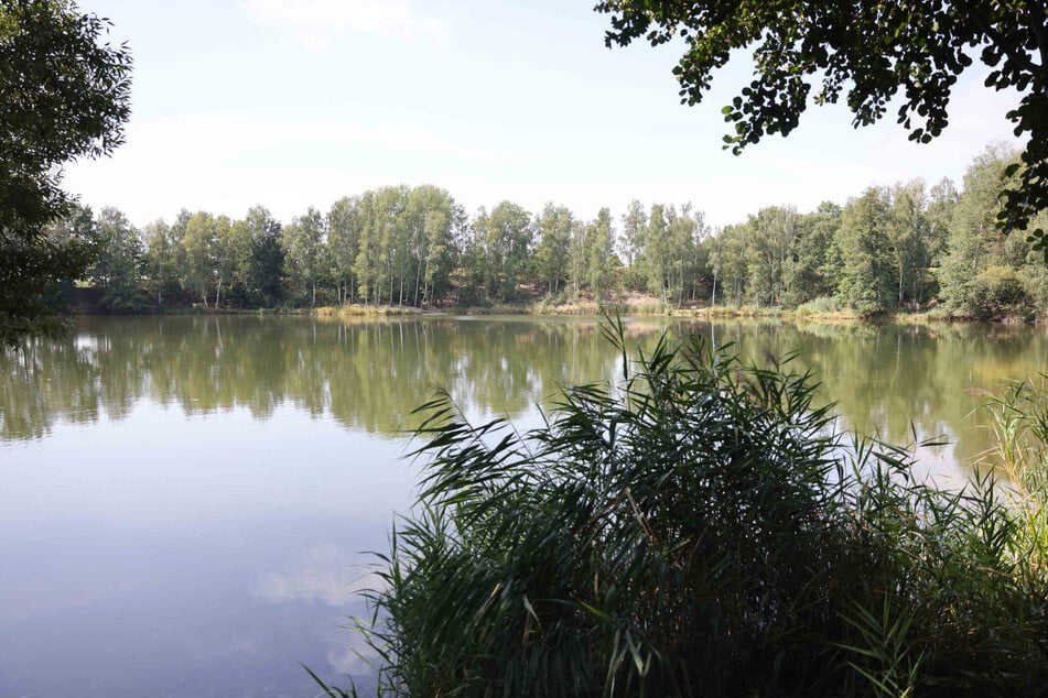 Im Tonloch-Teich haben Rettungskräfte am Sonntag nach einem vermissten Mann gesucht.