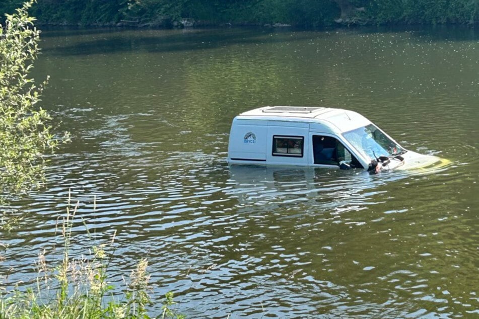 Abkühlung der besonderen Art: Frau lenkt Wohnmobil plötzlich in Fluss