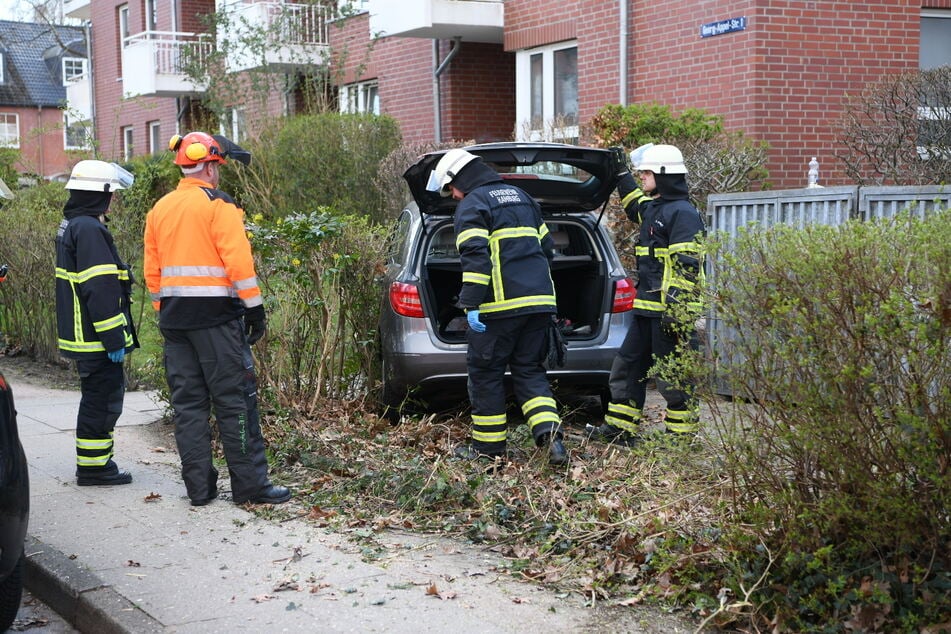 Bei einem Unfall in Hamburg ist eine Frau mit ihrem Auto von der Fahrbahn abgekommen.