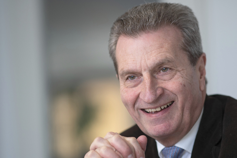 Günther Oettinger (CDU), ehemaliger EU-Kommissar und ehemaliger Ministerpräsident des Landes Baden-Württemberg, spricht während eines Interviews mit Journalisten.