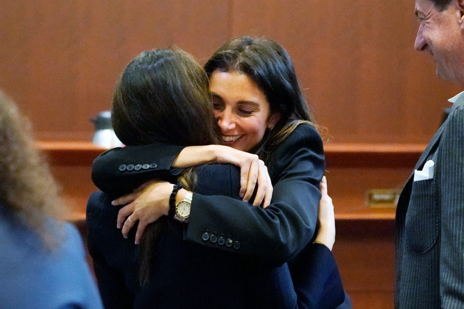 War beim Depp-Heard-Prozess anwesend: Joelle Rich - und das, obwohl sie nicht beteiligt war. Hier umarmt sie ihre Kollegin Camille Vasquez (38), die Johnny Depp vor Gericht vertrat.