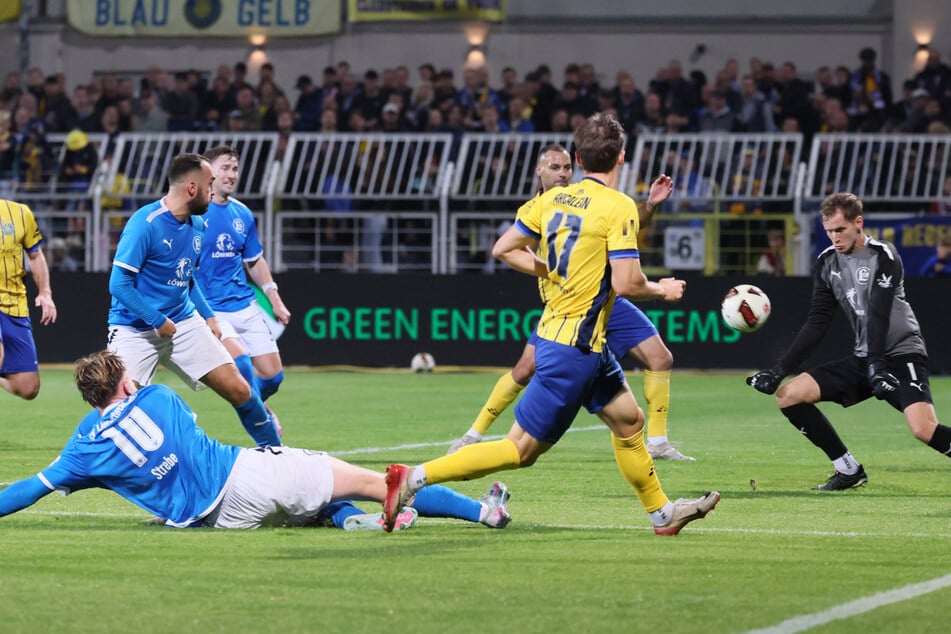 Die ersten Abschlüsse des Regionalligisten konnte Florian Sowade im Tor der Gäste erfolgreich abwehren.