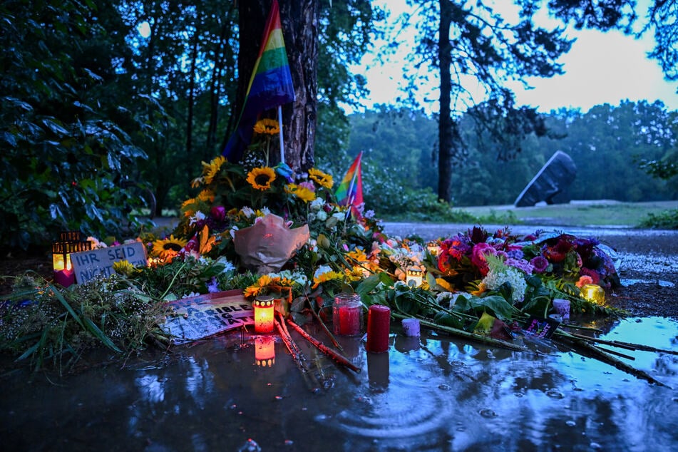 Blumen und Kerzen erinnern an die polnische Staatsangehörige, die bei dem CSD-Anschlag getötet wurde.