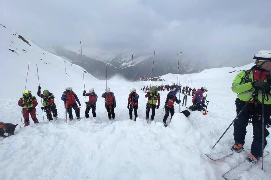 Rettungsdienste suchen an der Hohen Ferse in den Stubaier Alpen nach Überlebenden.
