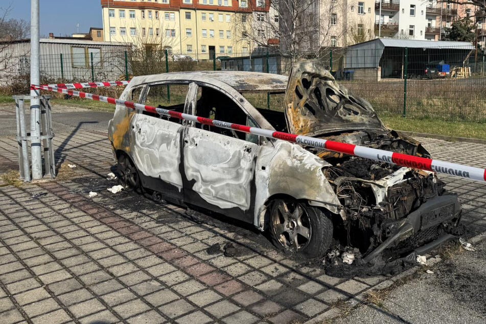Nur Wrack bleibt übrig: Kripo ermittelt nach Auto-Brand