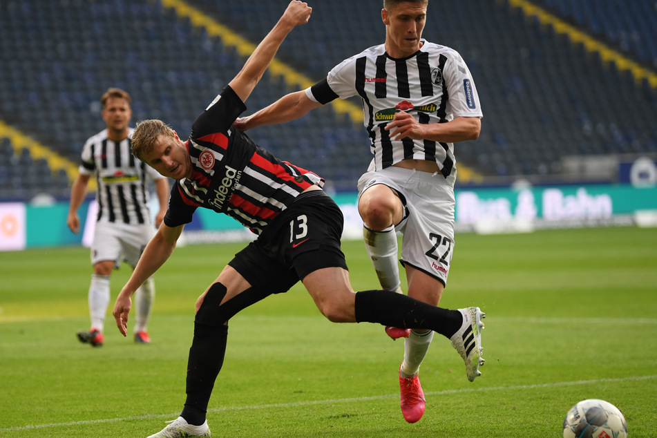 Eintrachts Martin Hinteregger (l.) im Zweikampf mit Freiburgs Roland Sallai.