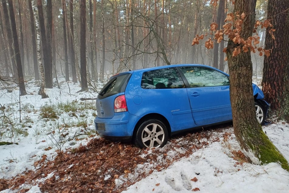 Missglückter Überholversuch führt zu Kollision mit Baum