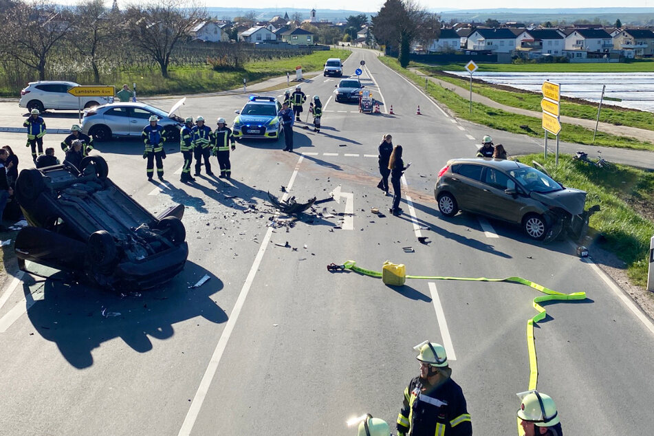 Auf der L520 bei Gerolsheim im rheinland-pfälzischen Landkreis Bad Dürkheim kam es am Mittwoch zu einem schweren Unfall mit fünf Verletzten.