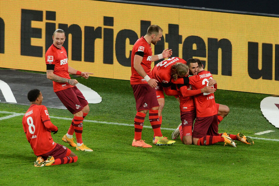 Ellyes Skhiri (2nd from right) celebrates the goal to 0-2 in Dortmund.