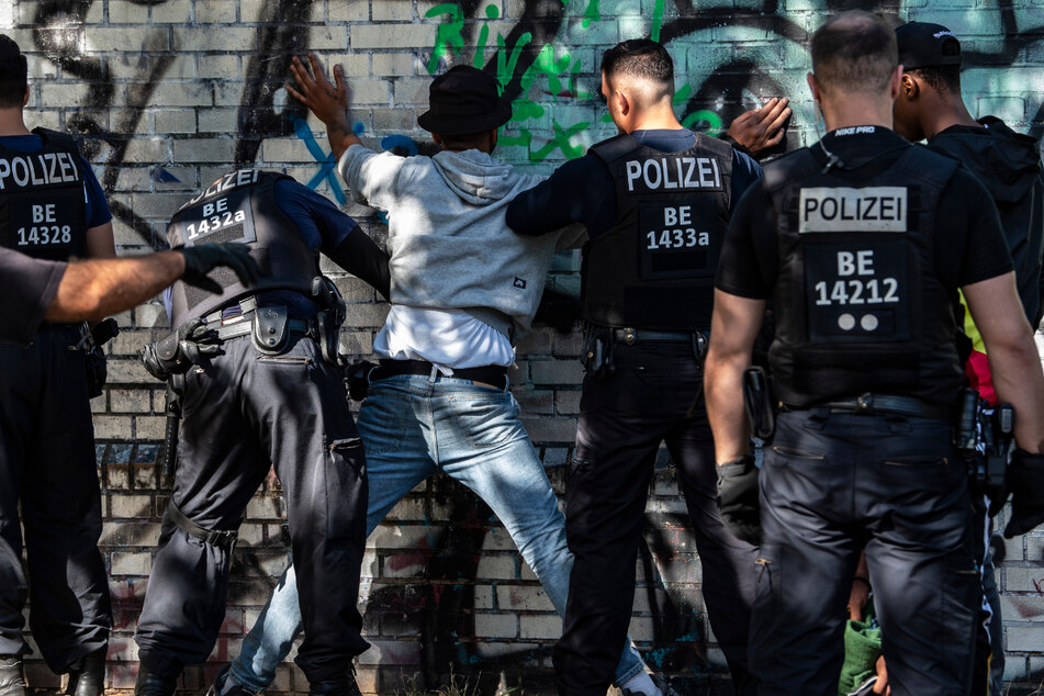 Berlin: Massenschlägerei im Görli: 30 Männner prügeln mit Holzlatten aufeinander ein, Polizist zieht Waffe
