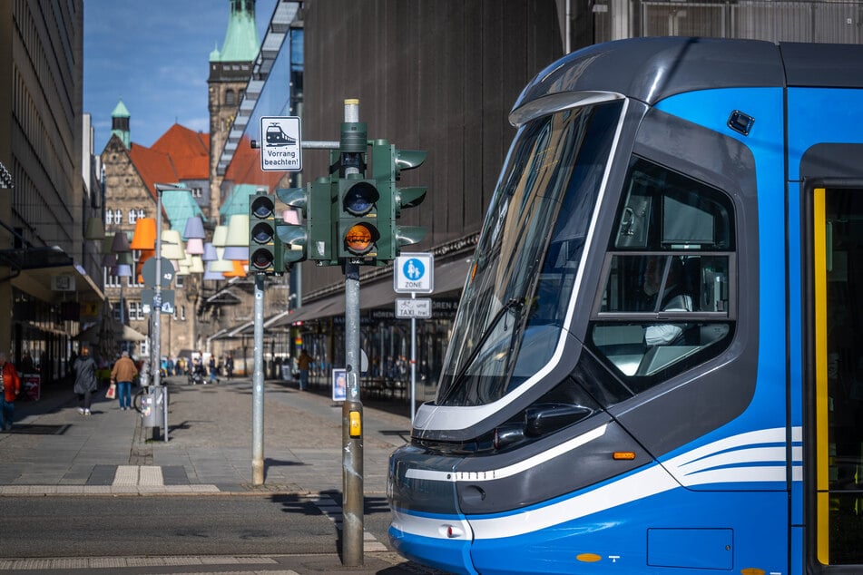 Der Gelbblinker schaltet sich automatisch ein, die Ampel dahinter nur per Knopfdruck.