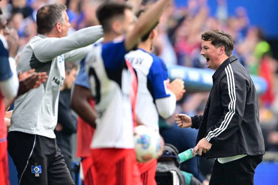HSV-Coach Merlin Polzin (35, r.) ließ es sich nach dem Heimsieg nicht nehmen, die Rothosen-Fans für ihren Support während der Saison zu adeln.