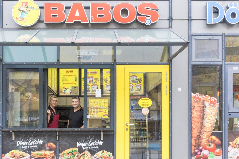 In "Babos Dönerpoint" in der Wallstraße sind der Chef Sükrü Kara (43) und seine Angestellte Nurten Dönmez (42) glücklich, wenn es die Kunden auch sind.
