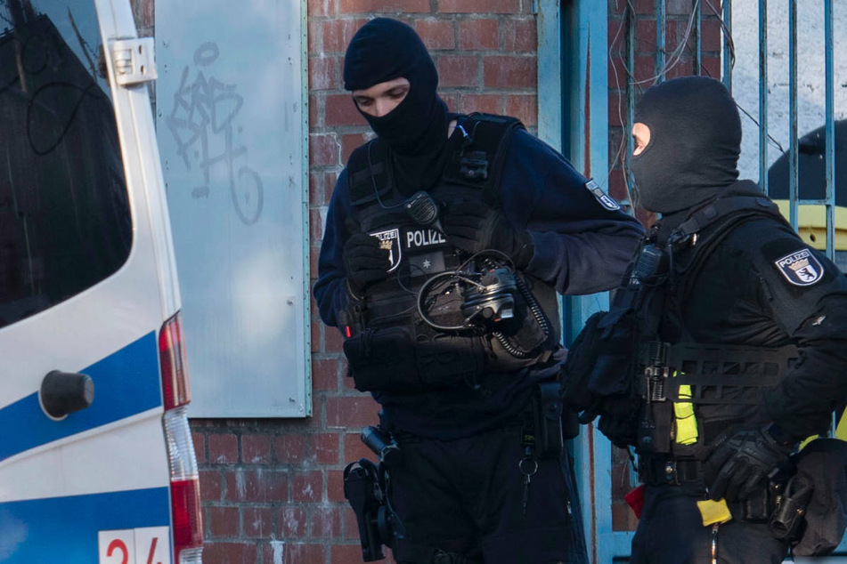 Berlin: Psychisch kranker Mann löst SEK-Einsatz aus, Polizist schießt sich selbst ins Bein