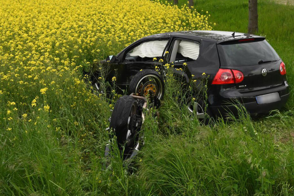 Nach aktuellen Infos der Polizei hatte der Motorradfahrer (41) versucht, einen VW zu überholen, als dessen Fahrer (20) gerade abbiegen wollte.