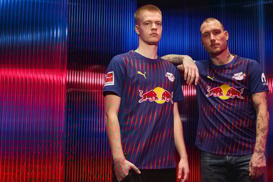 Lässig präsentieren David Raum (27, r.) und Arthur Vermeeren (20) das neue Auswärtstrikot der Roten Bullen.