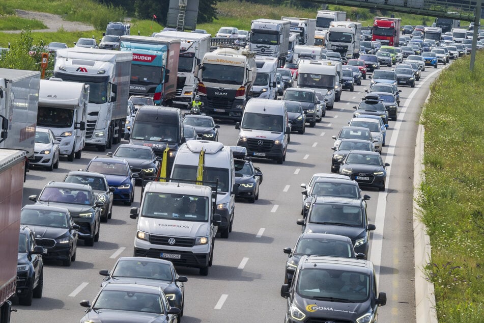 Dicht an Dicht wälzt sich der Verkehr über die A99 bei München.