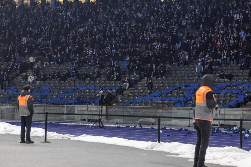 Ungewohnter Blick: Die Hertha-Ultras verließen mit Spielbeginn geschlossen den Block.