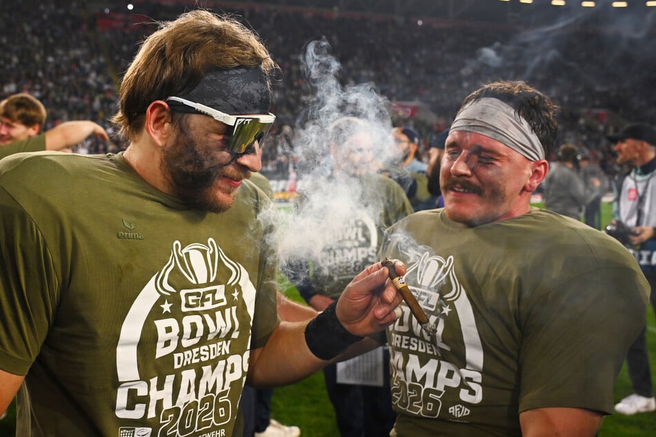 Chris Noak (l.) fing die alles entscheidende Interception Sekunden vor Schluss. Anschließend gab's die Siegerzigarre mit Defense-Kollege Sebastian Huber (r.).