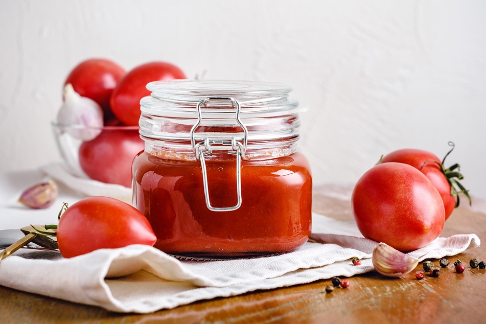 Ein Glas eingekochte Tomatensoße ist auch als nettes Mitbringsel geeignet. (Symbolbild)