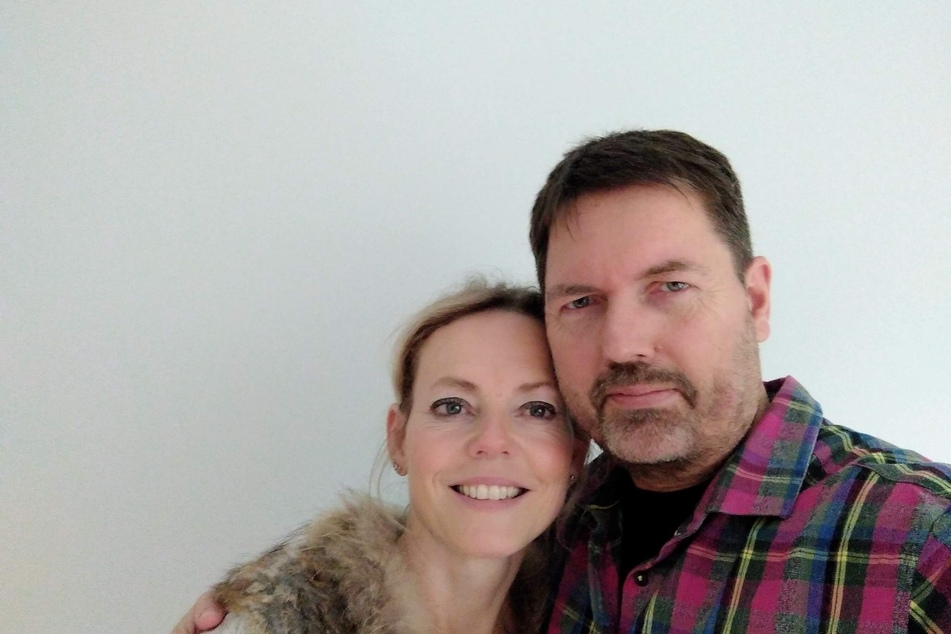 Thomas Berg und seine Lebensgefährtin Julia bei einem Selfie. Der Partner hatte bei "Wer wird Millionär" um die Hand seiner Frau angehalten.