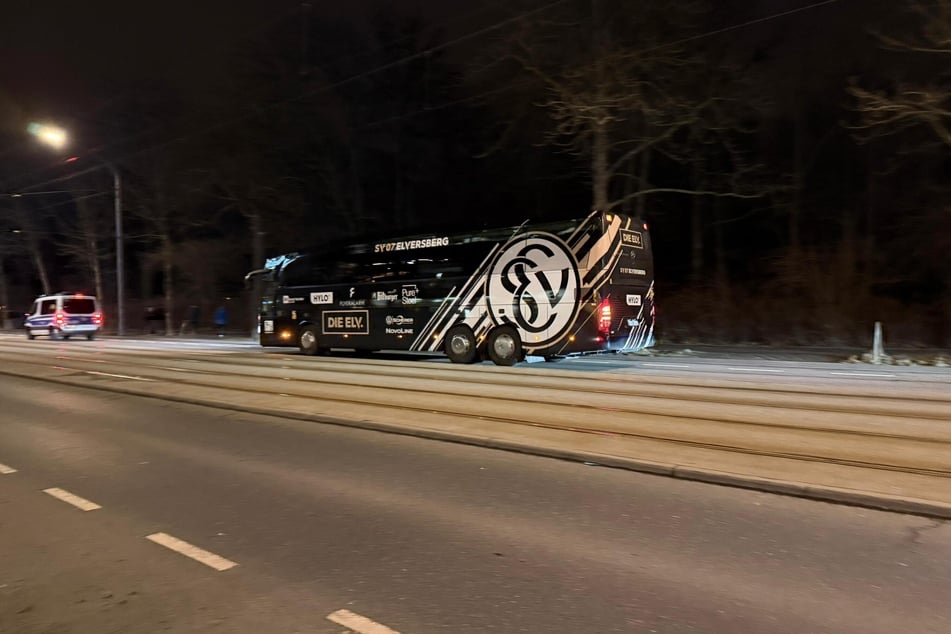 Der Gästebus fährt vor.