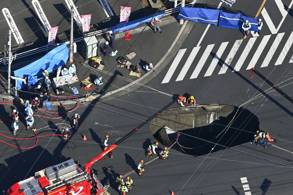 Am Dienstagmorgen brach die Straße plötzlich ein, ein rund zehn Meter großes Loch entstand.