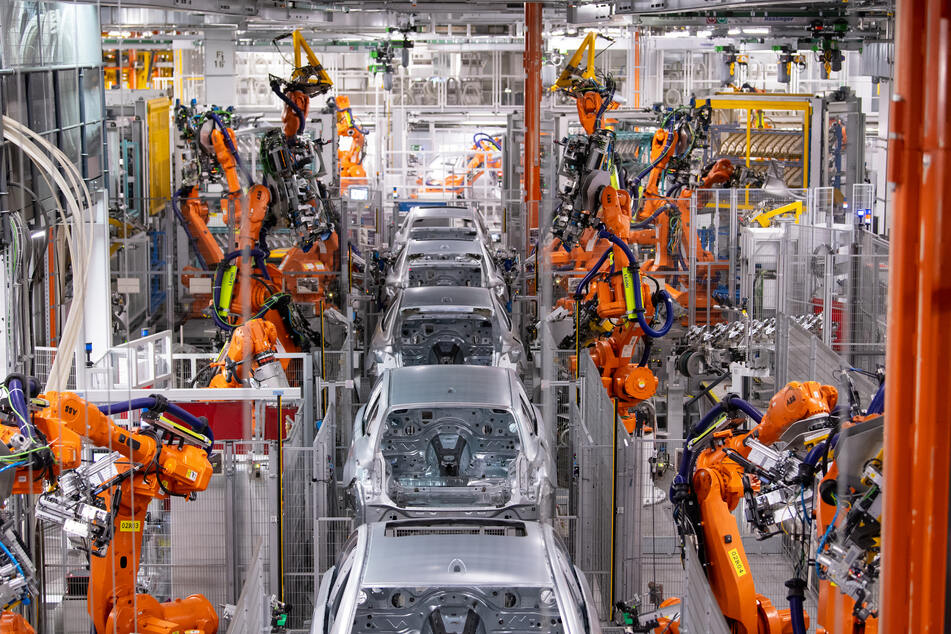 Roboter arbeiten an der Karosserie von verschiedenen Modellen im BMW-Stammwerk in München.