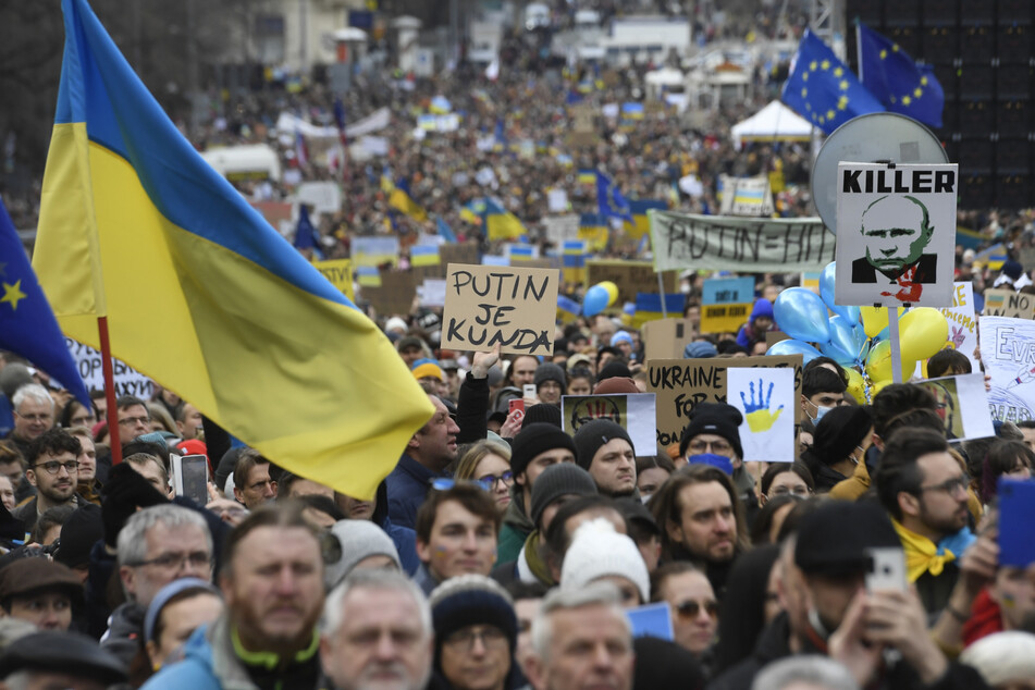 Menschen nehmen in Prag an einer Demonstration gegen Russlands Invasion in die Ukraine teil.