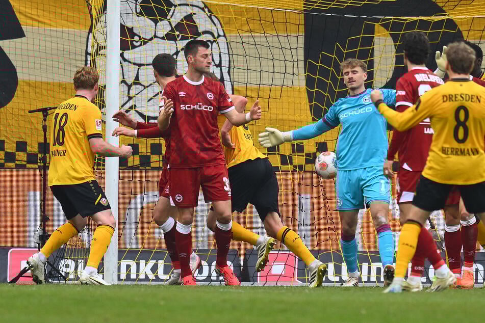 Da hat es eingeschlagen: Christoph Daferner (28, verdeckt) drehte nach seinem Kopfballtor zum 1:0 jubelnd ab.