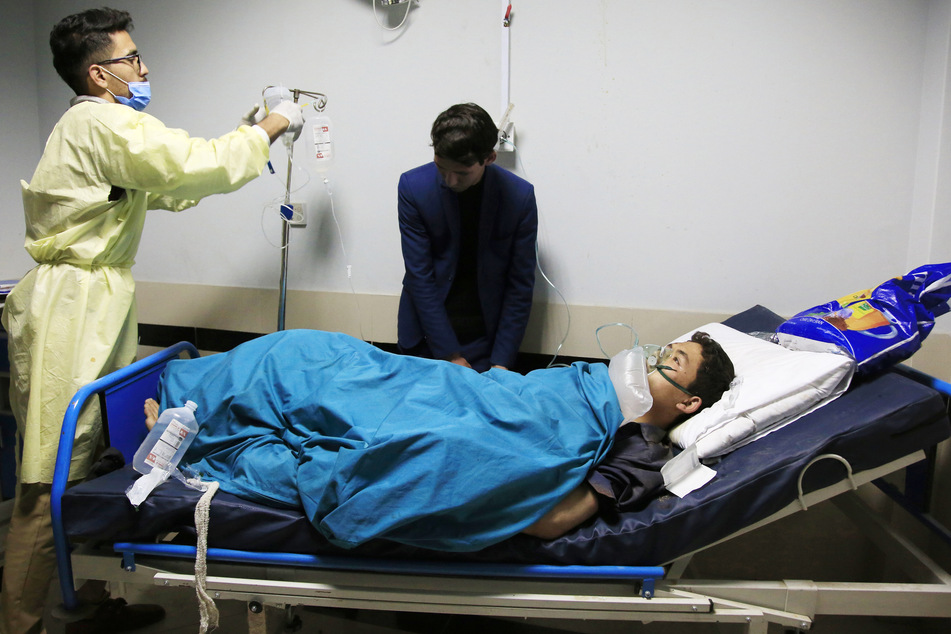 Eine Person wird nach einem Selbstmordanschlag in einem Krankenhaus behandelt.