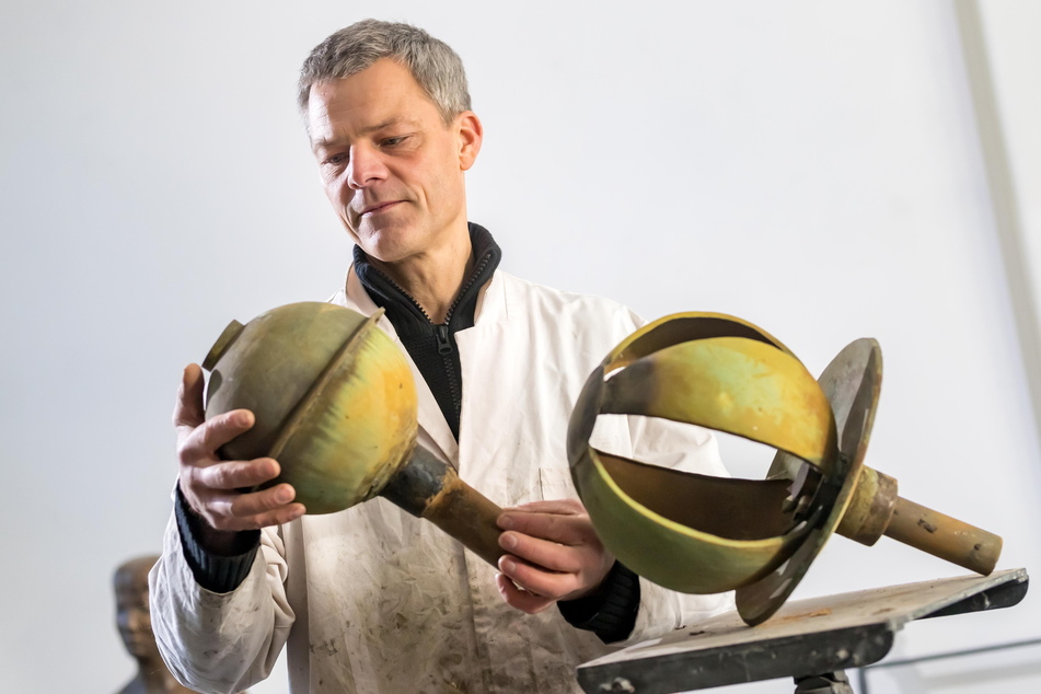 Künstler Erik Neukirchner (48) begutachtet in seinem Atelier die kugelförmigen Brunnenteile, die sein Großvater vor über 50 Jahren schuf.