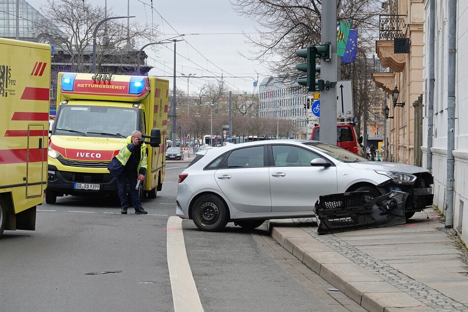 Der Kia Ceed wurde auf den Bürgersteig abgedrängt, kam dort schwer beschädigt zum Stehen.