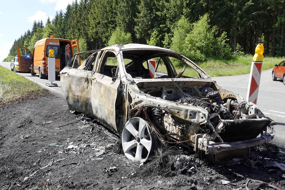 Der BMW brannte komplett aus.