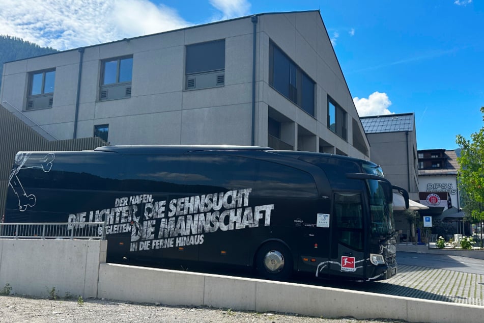 Der Mannschaftsbus ist am "DIPS & DROPS"-Sporthotel in Flachau angekommen.